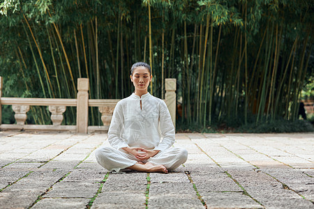 正坐得禅意瑜伽女性图片