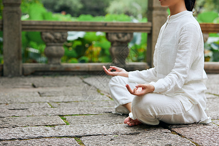高清图片女坐着的禅意女性特写高清图片石头上端坐的禅意瑜伽女性特写