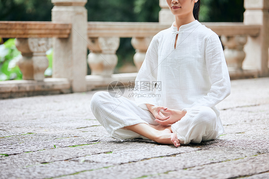 ‘~坐着的禅意小美妞特写  ~’ 的图片