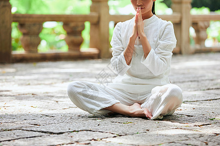 坐着的瑜伽女性特写背景图片