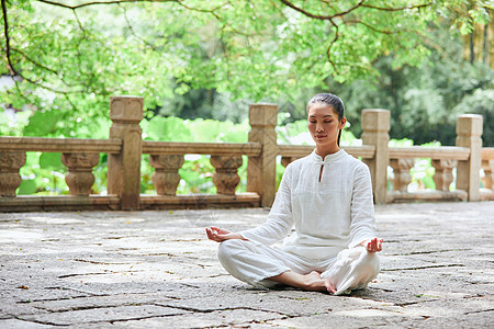 女性公园户外瑜伽图片