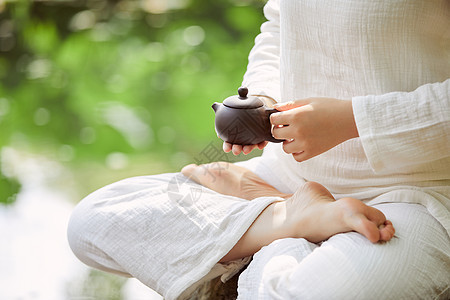 女性公园户外瑜伽手拿茶壶品茶图片