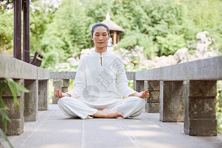 正坐禅意女性背景图片