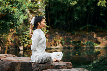 做瑜伽姿势的禅意女性图片