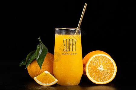 黑色背景拍摄橙子果汁图片