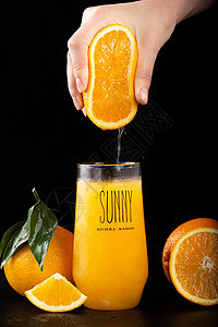 手挤压橙子果汁背景图片