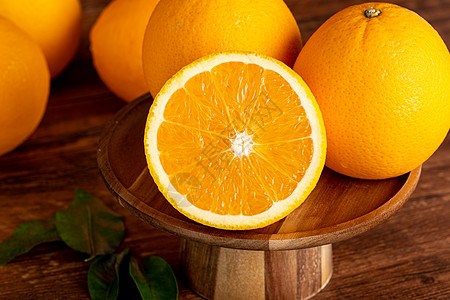 木餐盘上的橙子水果图片