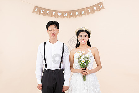 微笑美女年轻夫妻婚纱照写真背景