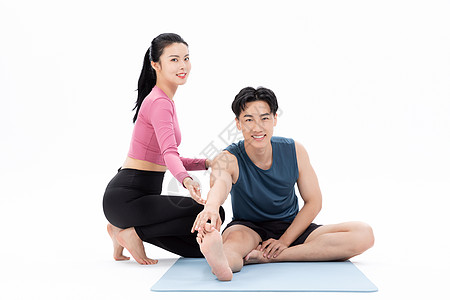 女性健身教练指导学员做拉伸图片素材