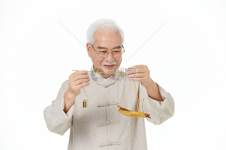 老中医称中药材重量高清图片下载-正版图片501682916-摄图网