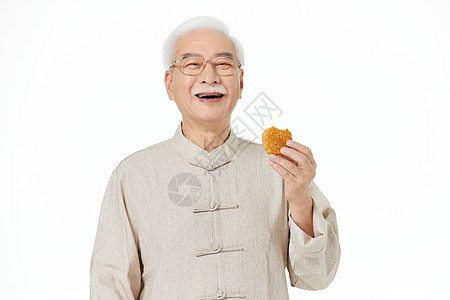 中秋做月饼人老年男性吃月饼形象背景
