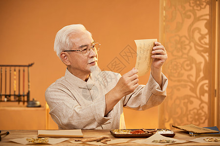 中医世家传承老中医比对药材背景