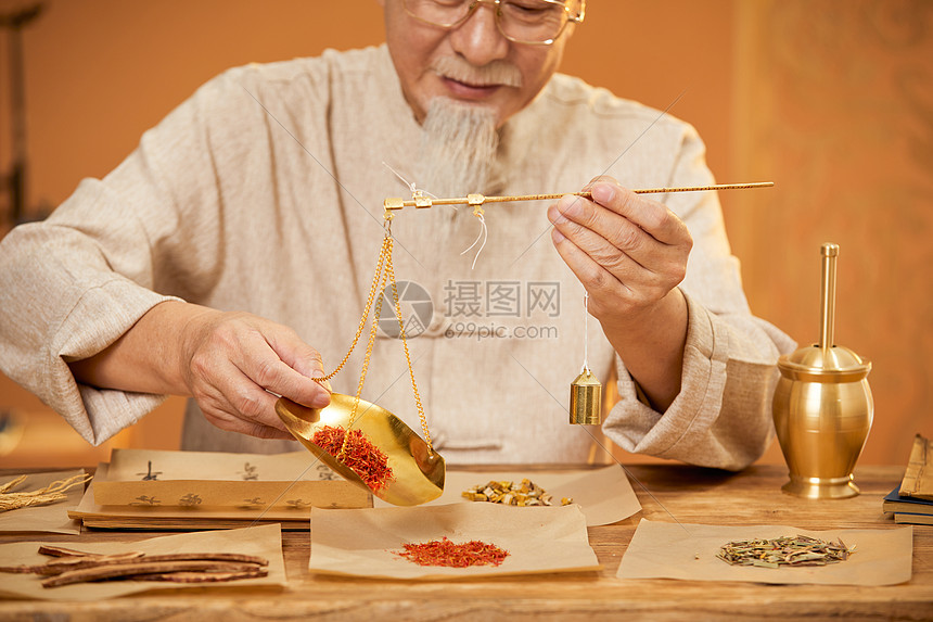 老中医称量中草药高清图片下载-正版图片501682991-摄图网