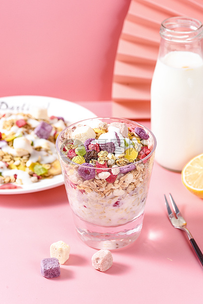 照片 正版高清照片下载,该 高清照片 标题为 燕麦五谷代餐酸奶块