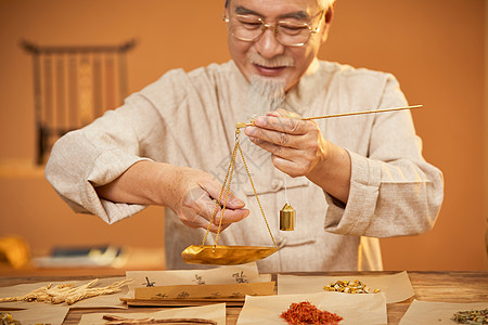 老中医称量中草药图片