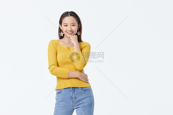 穿黄色毛衣做思考样子的长发美女图片