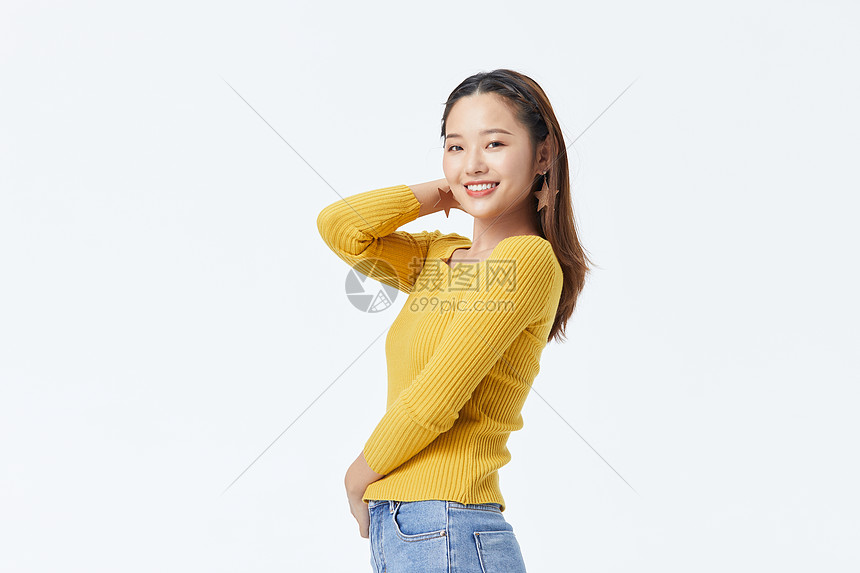 穿黄色毛衣单手撩头发的长发美女图片