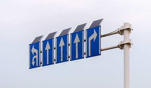 太阳能交通指示牌图片