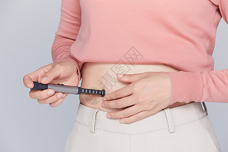 女性生病不舒服女性给自己注射胰岛素背景