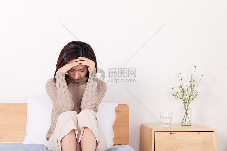 女性独自一人在家身体不舒服心情不好图片