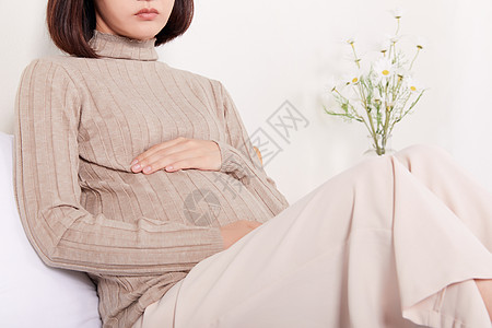 高龄孕妇孕妇独自一人在家身体不舒服背景