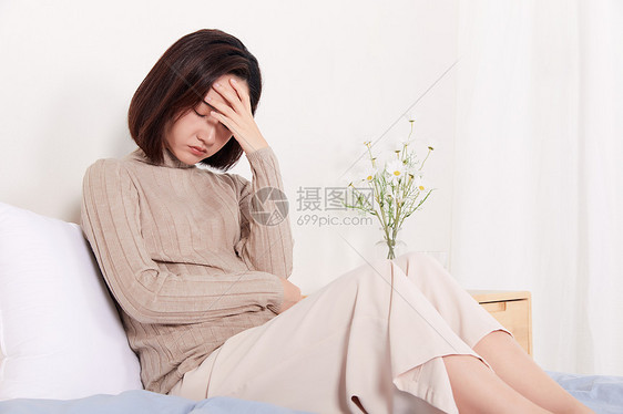 女性独自一人在家头疼孕妇头疼图片
