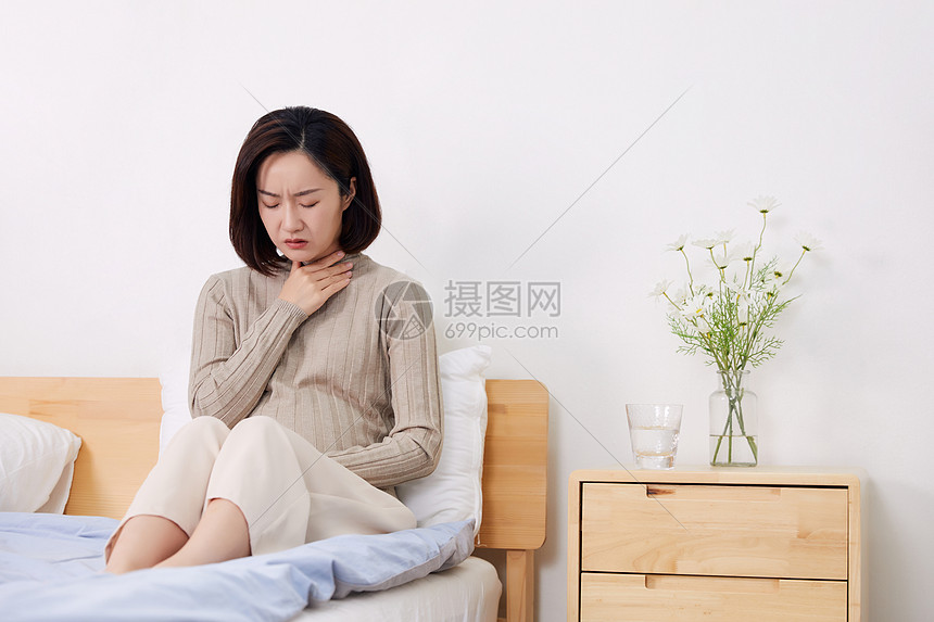 女性独自一人在家身体不舒服脖子不舒服图片