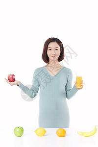 展示水果的高龄产妇背景图片