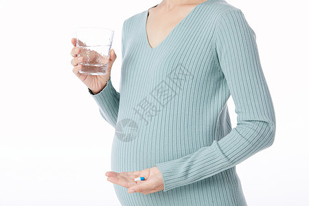 拿着水杯的孕妇图片