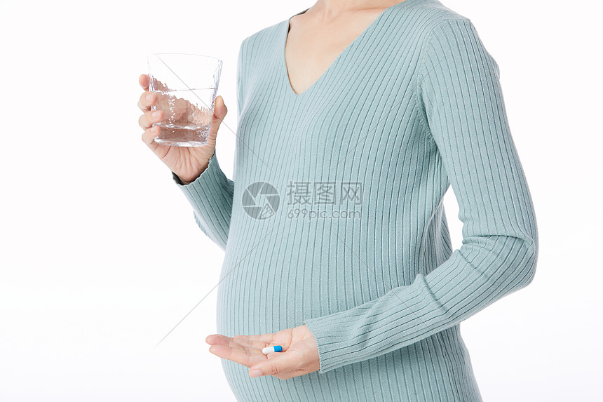 拿着水杯的孕妇图片