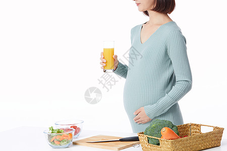 喝果汁的孕妇图片