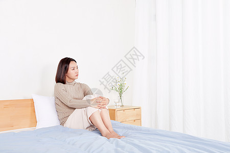 抑郁的高龄产妇孤独的女性图片