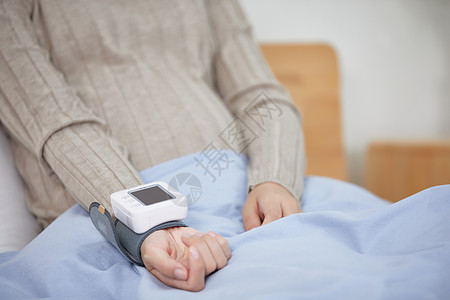 妊娠高血压孕妇在家测量血压特写背景