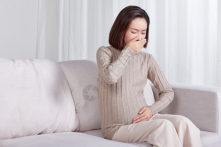 孕妇一个人坐在沙发上反胃图片