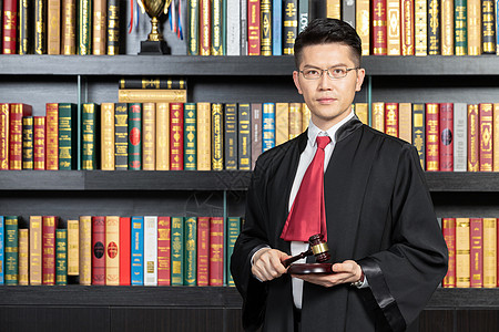 中国律师男性律师敲法槌背景