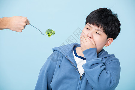 挑食的小男孩图片