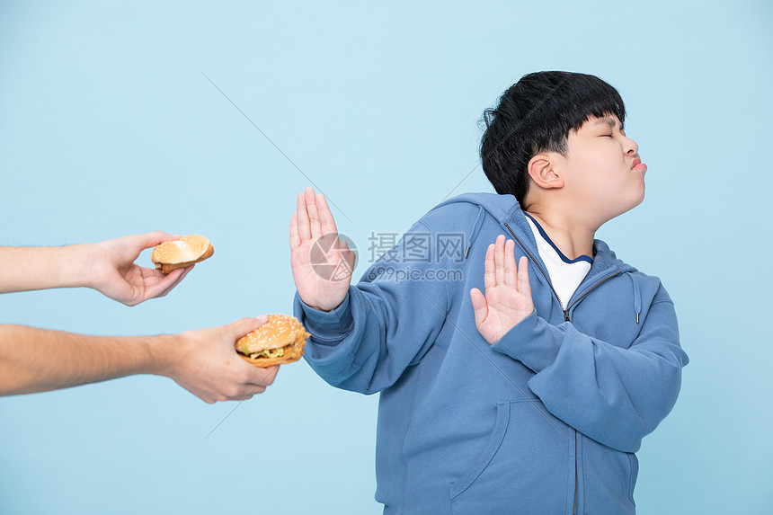 拒绝吃汉堡的男孩减肥的小孩伸手