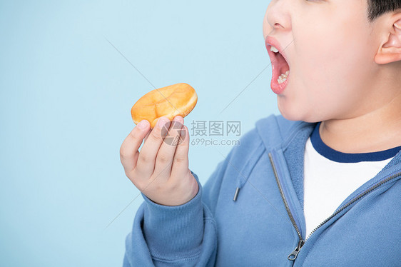 喜欢吃甜甜圈的小男孩吃甜食的人图片