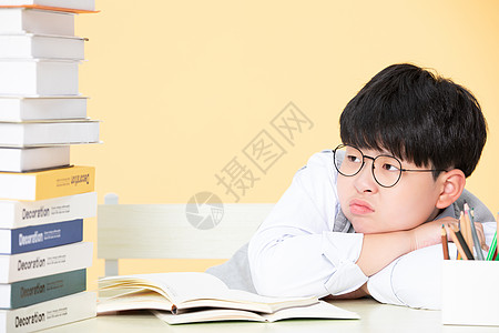 为学习犯愁的小男孩看着书图片素材