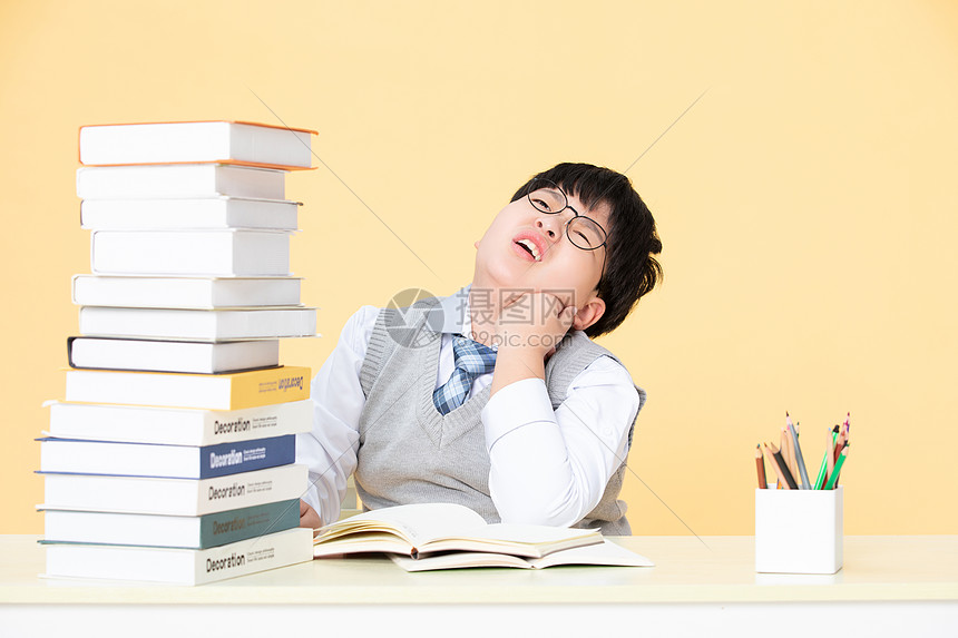 为学习犯愁的小男孩做作业情绪崩溃