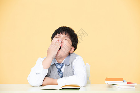 眼镜小孩小男孩学习中打哈欠精神不集中背景