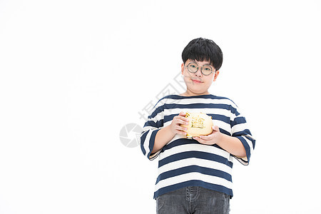 戴着眼镜拿着存钱罐的小男孩小胖子图片