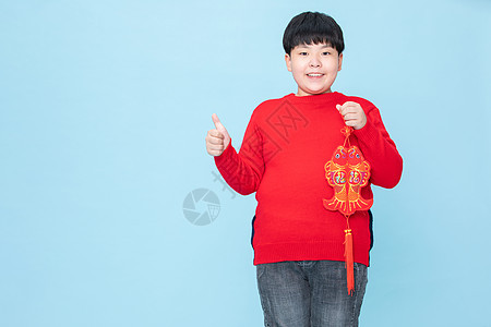小男孩过春节拿着鱼背景图片