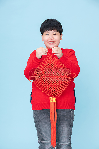 小男孩过春节拿着中国结开心图片
