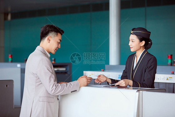 乘客和空姐在托运台前交流图片