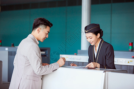 乘客和空姐在托运台前交流图片