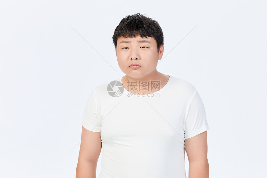 小男孩近视看不清