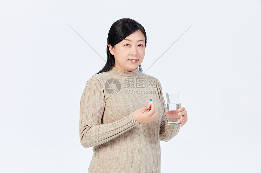 口服药物的中年女性图片