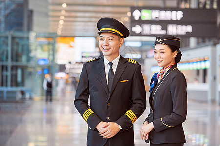 飞行员和空姐手持平板交谈图片