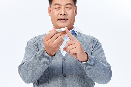 中年男性体检手拿x光片点赞高清图片下载 正版图片 摄图网